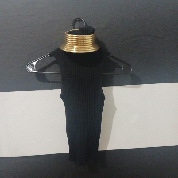 Women stretchable ribbed turtleneck sleveless Black top - Picture 2 of 8